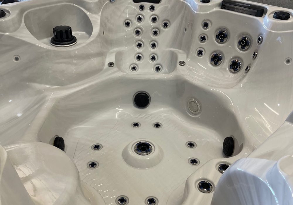 Pre-Owned Hot Tubs - Sun Pools Inc. thumbnail_IMG_1976